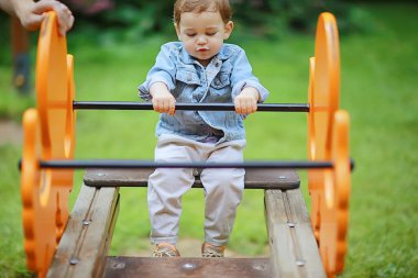 Bahar geldi, baharda bir çocuk sallanıyor salıncakta, keyifli bir çocukluk dönemi mutlu bir yaz çocuğu.