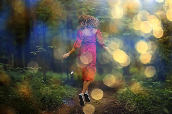 Özgürlük Kızı Bahar Ormanı Parkta Güzel Bir Kadın — Stok fotoğraf