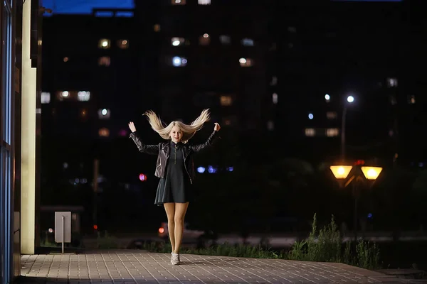 Cidade Noturna Estilo Feminino Jovem Menina Urbana Noite Beleza Urbana — Fotografia de Stock