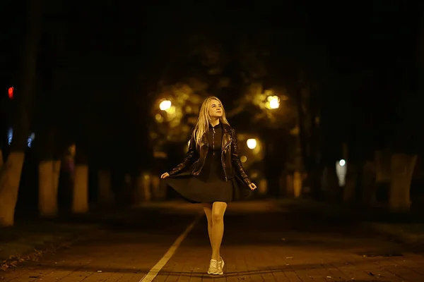 Νύχτα Πόλη Γυναικείο Στυλ Νεαρή Κοπέλα Αστικό Βράδυ Αστική Ομορφιά — Φωτογραφία Αρχείου