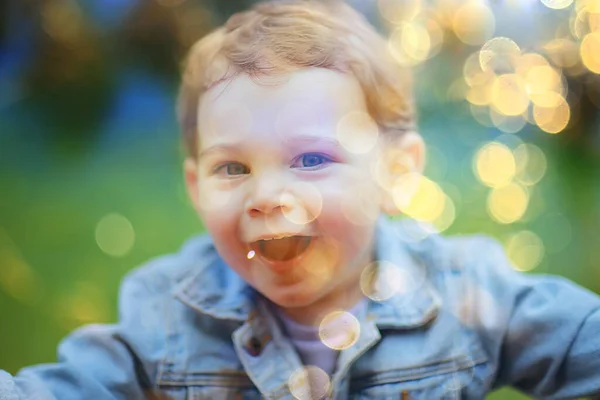 Primavera Ragazzo Felice Una Passeggiata Natura Estate Felicità — Foto Stock