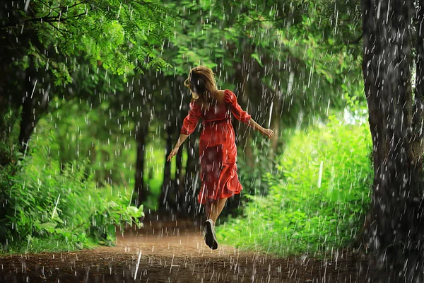Дівчина Дощ Весняний Парк Молода Приваблива Романтична Жінка — стокове фото
