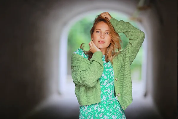 Primavera Ritratto Femminile Città Fresco Sguardo Primaverile Strada Fuori Città — Foto Stock