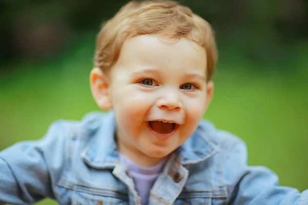 Primavera Menino Feliz Para Passeio Natureza Verão Felicidade — Fotografia de Stock