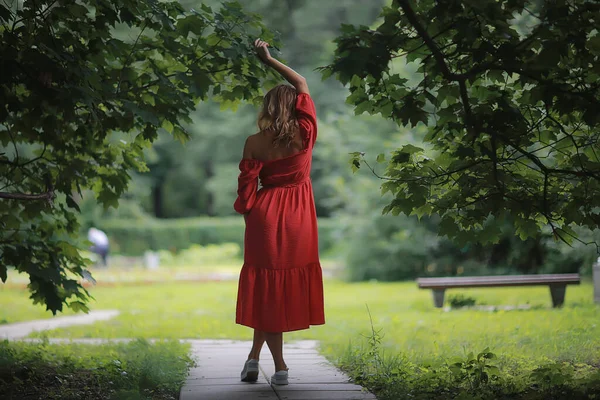 Libertà Ragazza Foresta Primaverile Natura Bella Femmina Nel Parco — Foto Stock