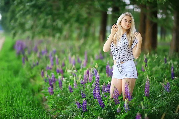 Samičí Šortky Pole Divoké Květiny Nálada Krása Svoboda Léto — Stock fotografie