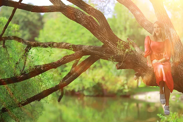 Tavasszal Álmodik Lány Egy Faágon Tavaszi Erdő Park — Stock Fotó