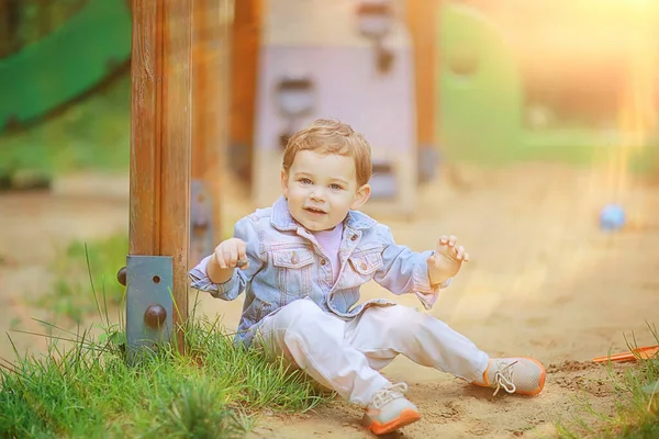 Весенний Счастливый Мальчик Прогулки Природа Летнее Счастье — стоковое фото