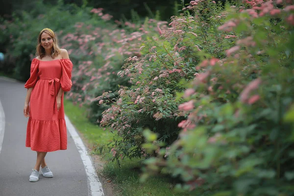 Mode Vacker Kvinna Klänning Natur Park Romantisk Elegant Person — Stockfoto