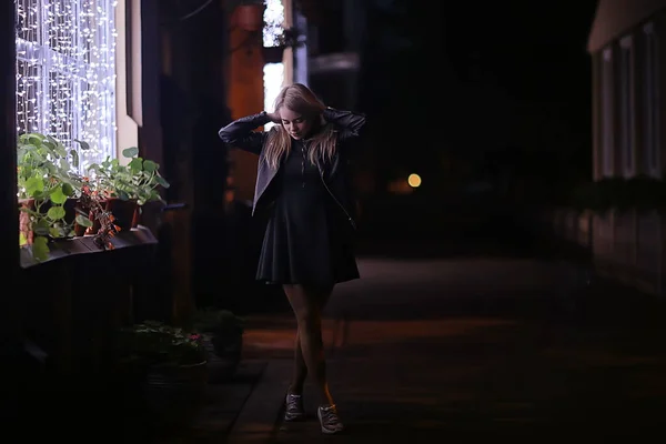 Cidade Noturna Estilo Feminino Jovem Menina Urbana Noite Beleza Urbana — Fotografia de Stock