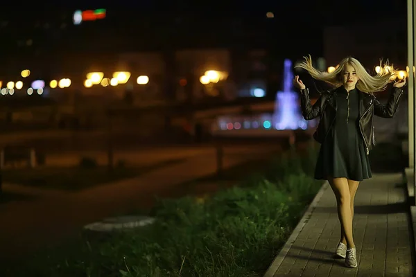 Noapte Oraș Stil Feminin Fată Tânără Urban Seara Frumusețe Urbană — Fotografie, imagine de stoc
