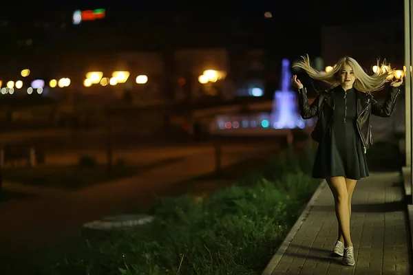 Cidade Noturna Estilo Feminino Jovem Menina Urbana Noite Beleza Urbana — Fotografia de Stock