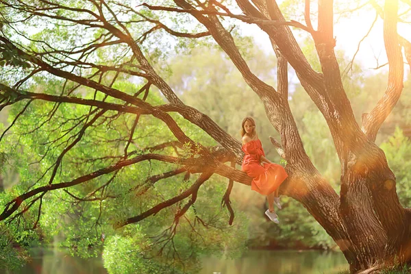 Szabadság Lány Tavasz Erdő Természet Gyönyörű Parkban — Stock Fotó