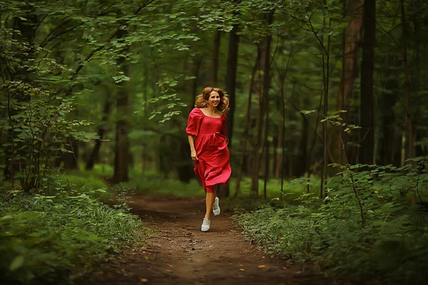 Moda Elbiseli Güzel Kadın Doğa Parkı Romantik Zarif Insan — Stok fotoğraf