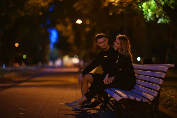 Giovane Coppia Eterosessuale Amore Città Romanticismo Uomo Donna Insieme — Foto Stock