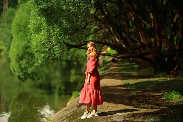 Mode Schöne Frau Kleid Naturpark Romantische Elegante Person — Stockfoto