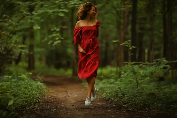 Özgürlük Kızı Bahar Ormanı Parkta Güzel Bir Kadın — Stok fotoğraf