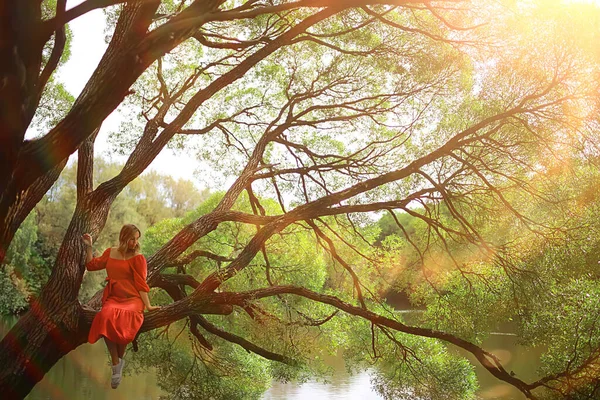 Primavera Sonhando Menina Sexo Feminino Sentado Ramo Árvore Parque Florestal — Fotografia de Stock