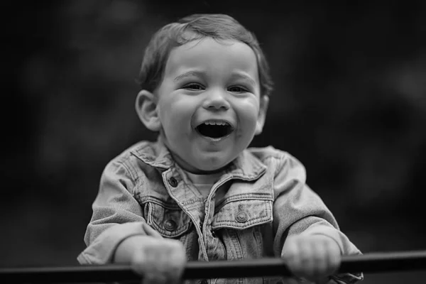 Весенний Счастливый Мальчик Прогулки Природа Летнее Счастье — стоковое фото