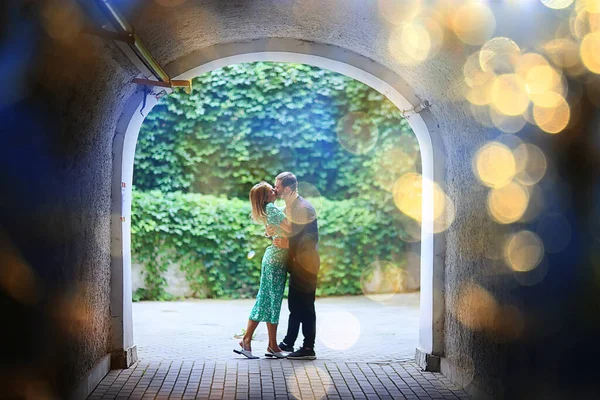 Giovane Coppia Eterosessuale Amore Città Romanticismo Uomo Donna Insieme — Foto Stock