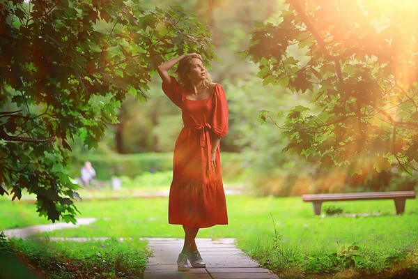 Özgürlük Kızı Bahar Ormanı Parkta Güzel Bir Kadın — Stok fotoğraf