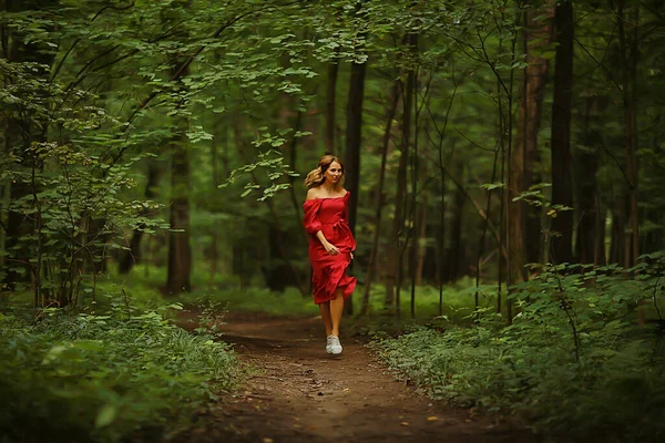 Mujer Hermosa Moda Vestido Parque Natural Persona Elegante Romántica — Foto de Stock