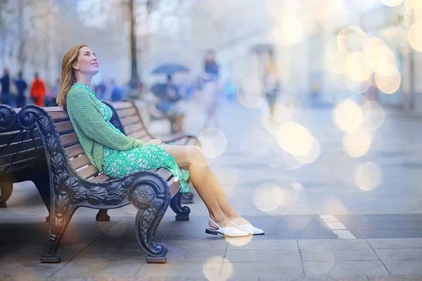 夏天的女性长椅 快乐的女孩在城市旅游中休息 — 图库照片