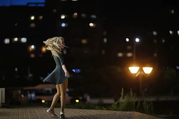 夜市女性スタイル若い女の子都市の夜都市の美しさ — ストック写真