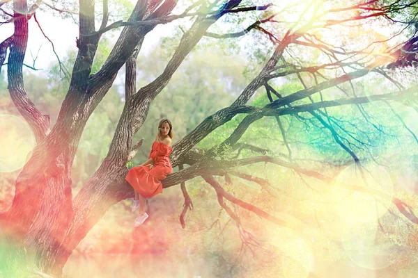 Весна Мріє Про Дівчину Яка Сидить Гілці Дерева Парку Весняного — стокове фото