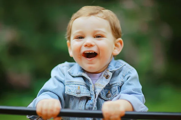 Άνοιξη Ένα Αγόρι Την Άνοιξη Αιωρείται Μια Κούνια Αναψυχή Απόλαυση — Φωτογραφία Αρχείου