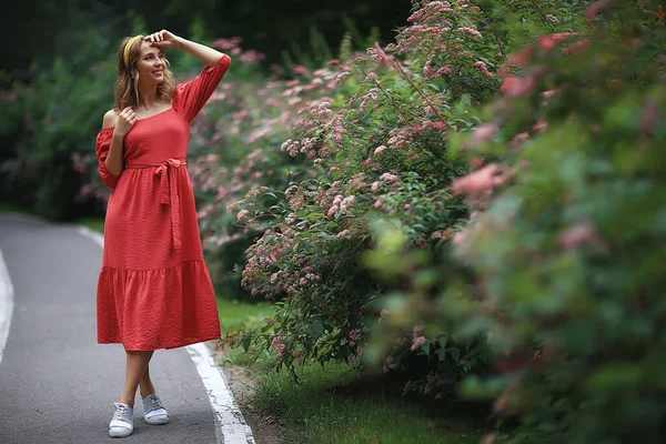 Liberdade Menina Primavera Floresta Natureza Bela Fêmea Parque — Fotografia de Stock