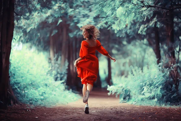 Libertà Ragazza Foresta Primaverile Natura Bella Femmina Nel Parco — Foto Stock