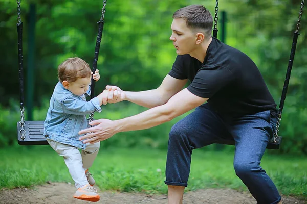 春の男の子がスイングし レジャーを楽しむ子供の頃の夏の幸せな子供 — ストック写真