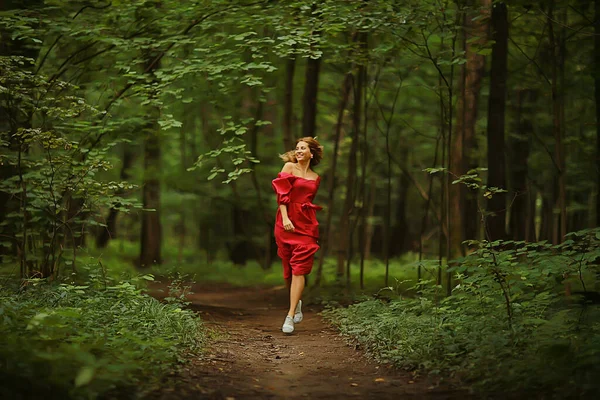自由的女孩春天的森林 自然美丽的女孩在公园里 — 图库照片