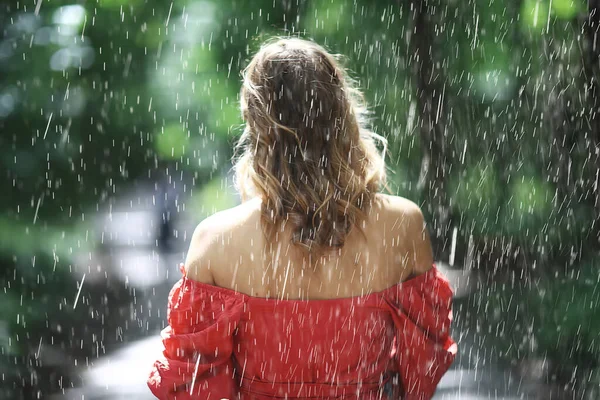 Lány Eső Tavasz Park Fiatal Vonzó Romantikus — Stock Fotó