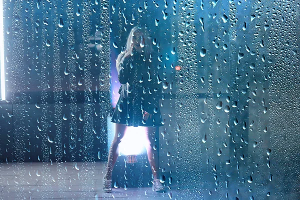 Deszcz Noc Ulica Dziewczyna Portret Smutny Pomysł Czeka Jedną Piękną — Zdjęcie stockowe