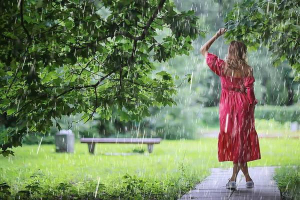 Дівчина Дощ Весняний Парк Молода Приваблива Романтична Жінка — стокове фото