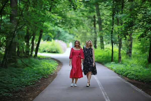 Primavera Ritratto Femminile Città Fresco Sguardo Primaverile Strada Fuori Città — Foto Stock