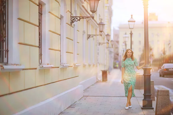 Retrato Uma Mulher Romântica Cidade Belo Estilo Mulher Elegante Senhora — Fotografia de Stock