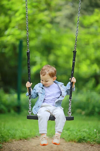 Wiosna Chłopiec Wiosną Huśtawka Huśtawce Przyjemności Wypoczynku Dzieciństwo Lato Szczęśliwe — Zdjęcie stockowe