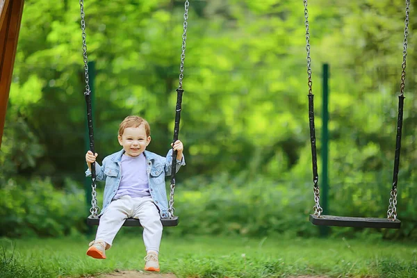 一个男孩子在秋千上荡秋千 享受童年时代夏天的快乐 — 图库照片