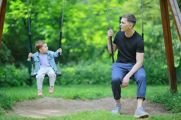 春の男の子がスイングし レジャーを楽しむ子供の頃の夏の幸せな子供 — ストック写真