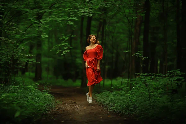 Moda Elbiseli Güzel Kadın Doğa Parkı Romantik Zarif Insan — Stok fotoğraf