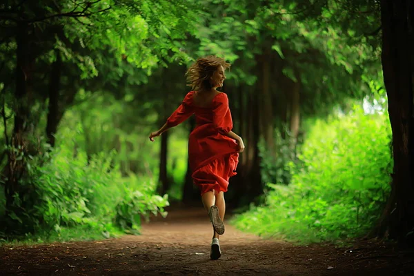 Freiheit Mädchen Frühling Wald Natur Schöne Frau Park — Stockfoto