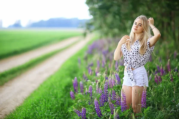 Femei Pantaloni Scurți Câmp Flori Sălbatice Starea Spirit Frumusețe Vară — Fotografie, imagine de stoc