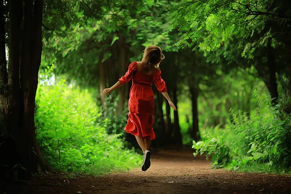 Свобода Девушка Весенний Лес Природа Красивая Женщина Парке — стоковое фото