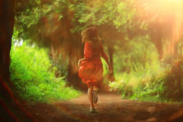 Дівчина Свобода Весняний Ліс Природа Красива Жінка Парку — стокове фото