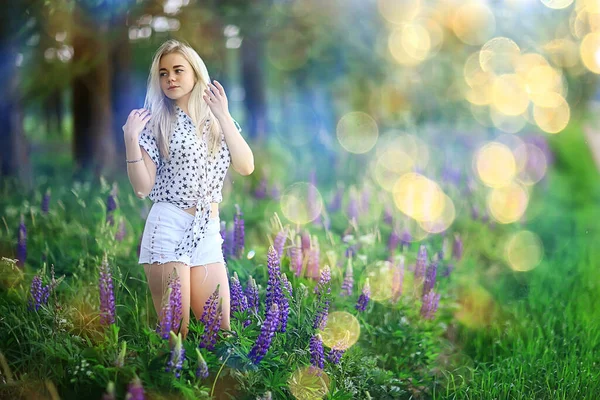 女性のショートフィールド野生の花気分の美しさの自由夏 — ストック写真