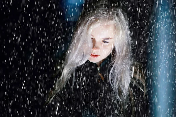 Regen Nacht Straße Mädchen Porträt Trauriges Konzept Wartet Auf Eine — Stockfoto