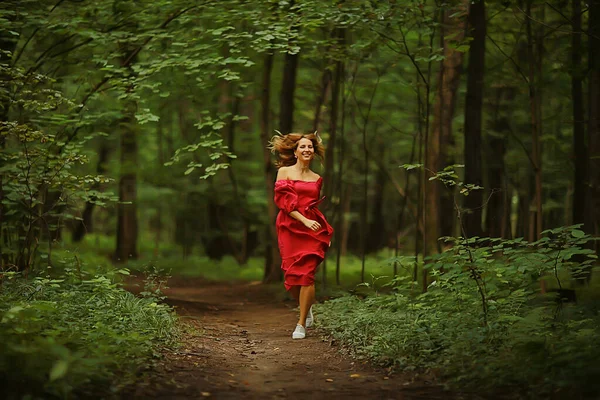 Özgürlük Kızı Bahar Ormanı Parkta Güzel Bir Kadın — Stok fotoğraf